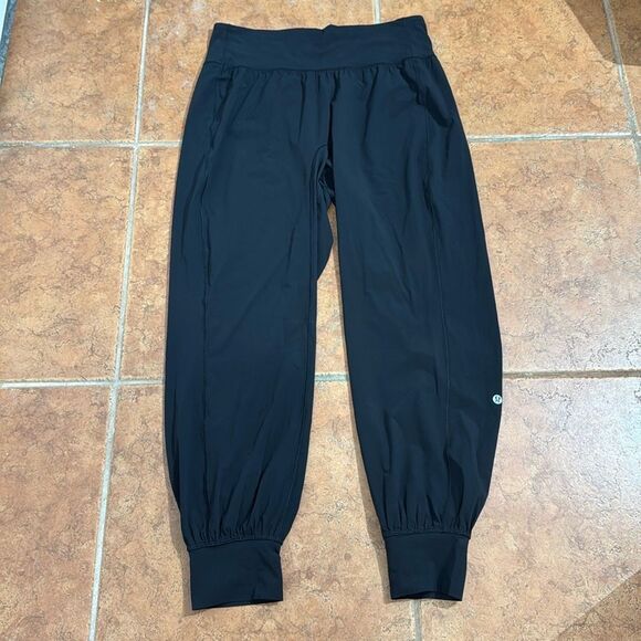 Lululemon Black light weight Jogger Pants size 8